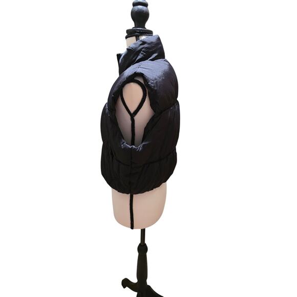 Love Tree Black Cropped Puffer Vest – Size Medium – NWT - Picture 3 of 5